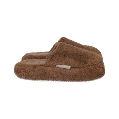 Slippers (Brown) from Pummys