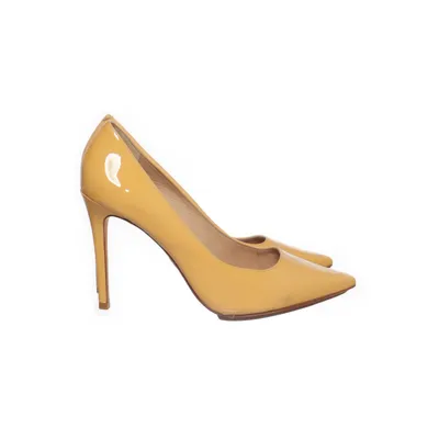 Pumps (Yellow) from Pour La Victoire
