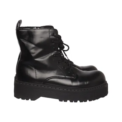 Laced boots (Black)