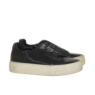 Sneakers (Black) from Pavement