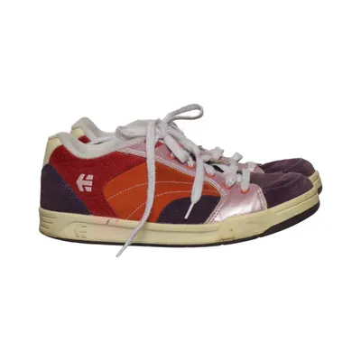 Sneakers (GIRLS CZAR 2) från Etnies Mocka