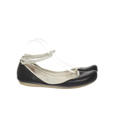 Ballet flats (Black, White) from Lacoste