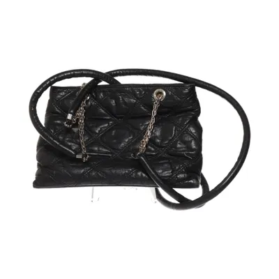 Handväska (vintage quilted leather bag · chanel inspired bag · black quilted shoulder bag · chain strap purse · y2k shoulder bag · classic quilted handbag · vintage leather purse · quiet luxury bag · parisian chic style · model off duty accessory · minimalist vintage handbag · timeless black purse) från Vintage Skinn