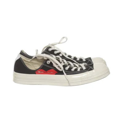 Tygskor (Svart, Vit, Röd) från Comme des Garçons PLAY x Converse
