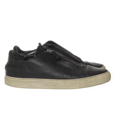 Walking shoes (Black) from Arigato