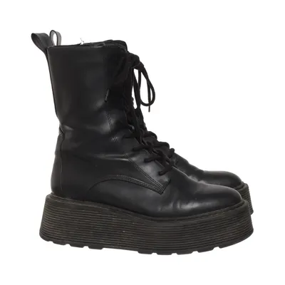 Laced boots (Black)