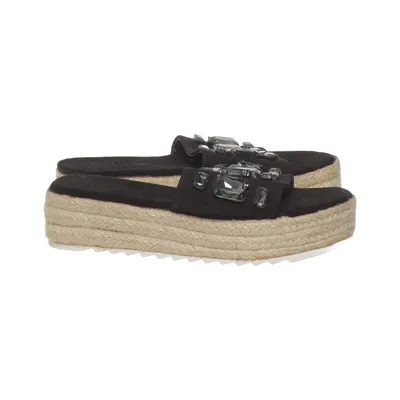 Slip-ins (Black, Beige) from Ella Cruz