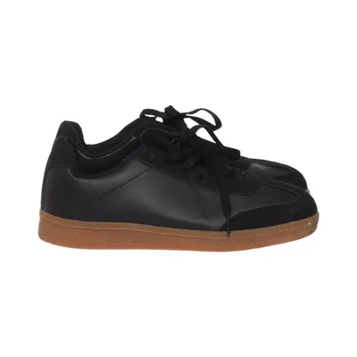 Sneakers (Black) from Carin Wester