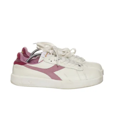Baskets (Blanc, Rose) de Diadora