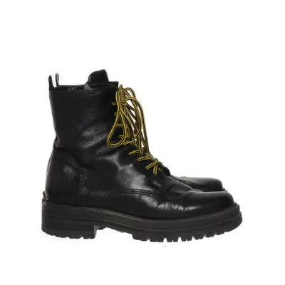 Laced boots (Black)