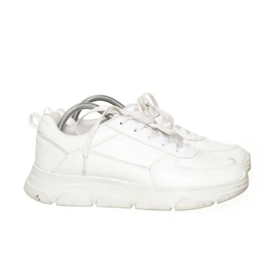 Sneakers (White) from Oxmox