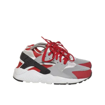 Baskets (Gris, Rouge, Noir) de Nike