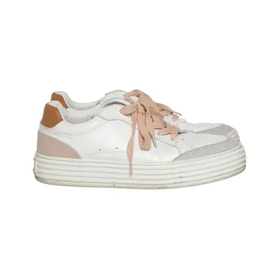 Baskets (Blanc, Gris, Rose) de Philip Hog