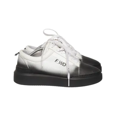 Baskets (Blanc, Noir) de FWD