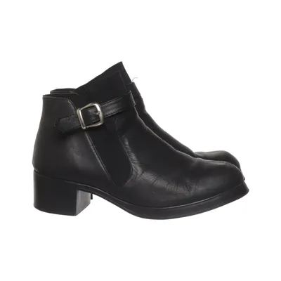 Ankle boots (Black) from Matcha