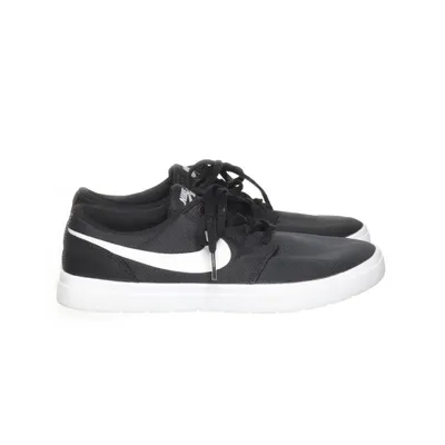 Sneakers (Black, White) from Nike SB