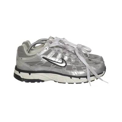 Baskets (Argent) de Nike