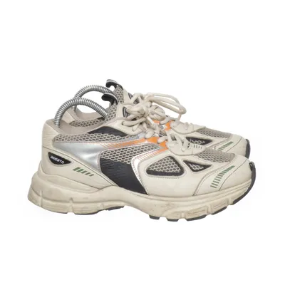 Baskets (Beige, Noir, Argent) de Axel Arigato
