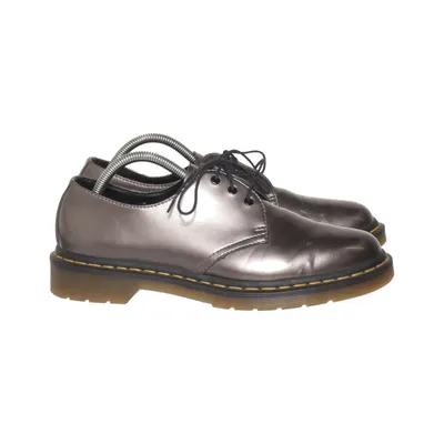Derbyskor (AW501) från Dr. Martens