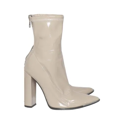 Bottes à talons (Affection Taupe Patent Wide Fit Block Heeled Ankle Boots ) de Public Desire