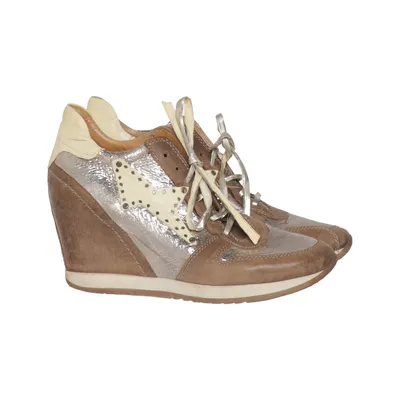 Chaussure compensées (Marron, Argent, Beige) de AirStep