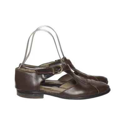 Walking shoes (Brown) from Ten Points