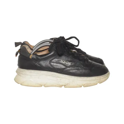 Sneakers (Svart, Vit) från Novita Skinn