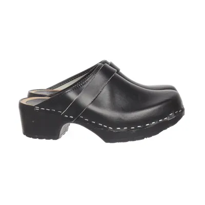 Träskor (Svart) från Moheda Skinn