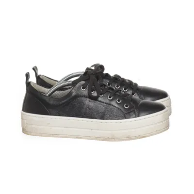 Sneakers (Black) from Liva Loop