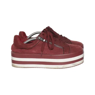 Baskets (Rouge, Blanc) de Jumex