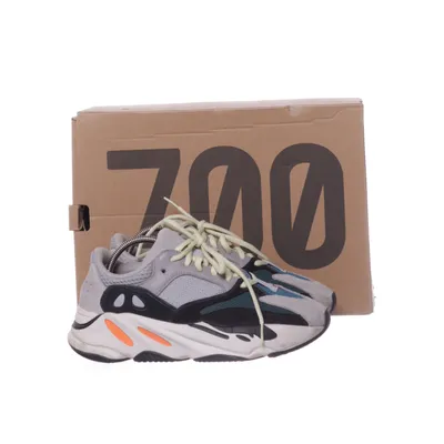 Sneakers (Yeezy Boost 700) från Adidas x Yeezy