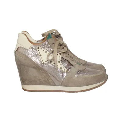 Chaussure compensées (Beige, Argent, Blanc) de AirStep