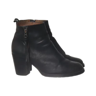 Boots (Svart) från Scorett Skinn