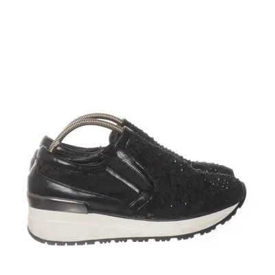 Walking shoes (Black) from Diamantique
