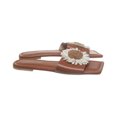 Slip-ins (Brown, White) from Queen Tina