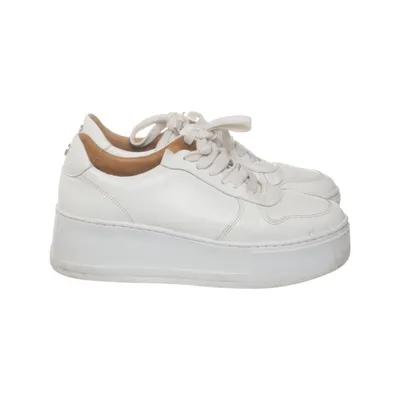 Baskets (Blanc) de Stockholm Design Group Cuir