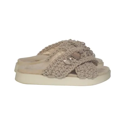 Mules (Beige) de Inuikii