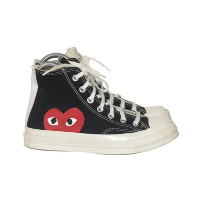 Tygskor (Svart, Röd, Vit) från Comme des Garçons PLAY x Converse