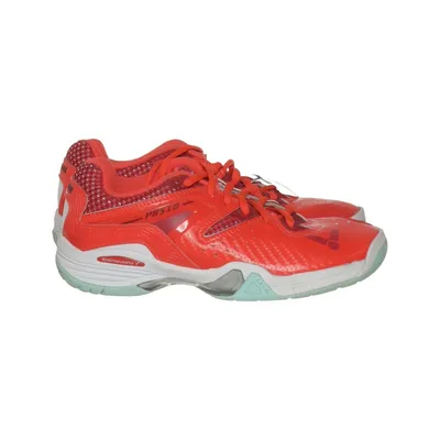Baskets (Rouge) de Victor