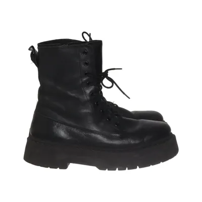 Laced boots (Black)