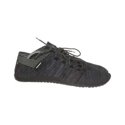 Barfotaskor (leguano barefoot shoes, barefoot sneakers, minimalist shoes, barefoot running shoes, natural movement shoes, zero drop shoes, flexible sole shoes, lightweight sneakers, foot shaped shoes, wide toe box, ergonomic footwear, healthy walking shoes, natural gait, grounding shoes, minimalist lifestyle, barefoot lifestyle, everyday sneakers, casual barefoot shoes, unisex sneakers, mens barefoot shoes, womens barefoot shoes, breathable knit upper, stretch fabric shoes, comfortable fit, slip on feel, lace up sneakers, black sneakers, monochrome shoes, urban casual style, everyday footwear, travel shoes, walking shoes, training shoes, gym minimalist shoes, indoor outdoor shoes, versatile sneakers, modern minimal style, clean aesthetic, functional footwear, comfort first design, scandinavian style, simple design, tech minimal look, y2k sneakers, 2000s style, tiktok footwear, trending minimal shoes) från Leguano