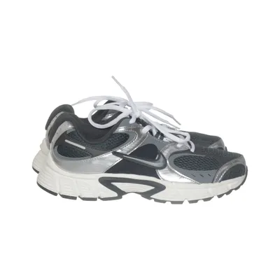 Trainers (VQ1) from Nike