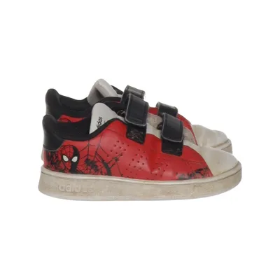Baskets (Rouge, Noir, Blanc) de Adidas x Marvel