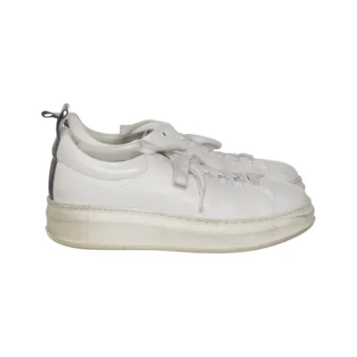 Baskets (Blanc) de Jim Rickey Cuir