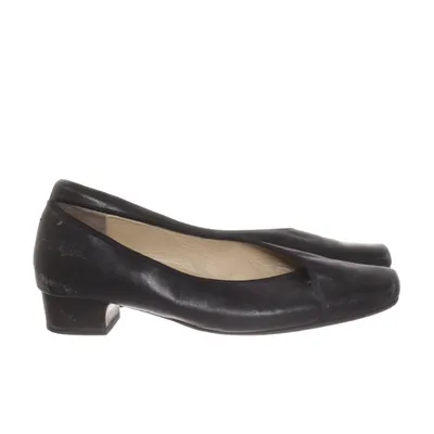 Escarpins (heels, low heels, block heel, classic heels,
black heels, leather heels, minimal heels,
office shoes, work shoes, business style,
elegant shoes, classic style, timeless fashion,
vintage heels, retro style,
comfortable heels, everyday heels,
formal shoes, smart casual,
minimalist style, clean look,
chic outfit, feminine style,
capsule wardrobe, basic essential,
old money style, quiet luxury,
parisian style, elegant outfit,
versatile shoes, easy to style,
fall outfit, spring outfit,
work outfit, office outfit,
simple heels, classic pump,
low heel pump, comfy elegant shoes) de Hassia Cuir