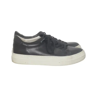 Sneakers (Moore W) from Sneaky Steve