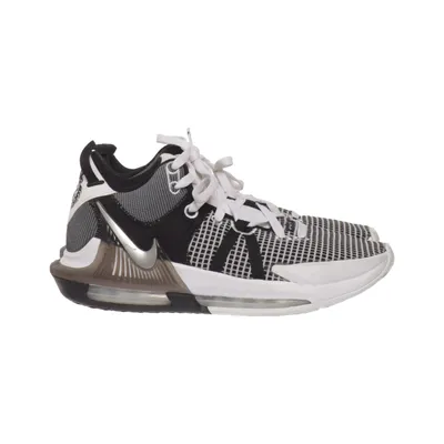 Sneakers (Lebron Witness 6) from Nike