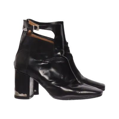 Stövletter (Skinnboots med cut outs, western spännen och fyrkantig tå) från Toga Pulla Skinn