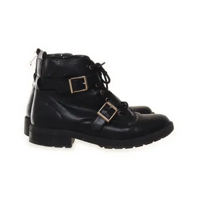 Laced boots (Black)