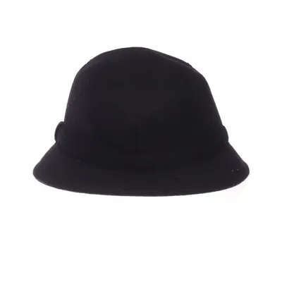 Filthatt (Fredrikson svart filthatt i storlek 55. Klassisk damhatt med tidlös vintagekänsla, elegant siluett och lättburen stil för höst, vinter, fest och vardag. Fint begagnat skick och väl omhändertagen. Rök- och djurfritt hem.) från Fredrikson